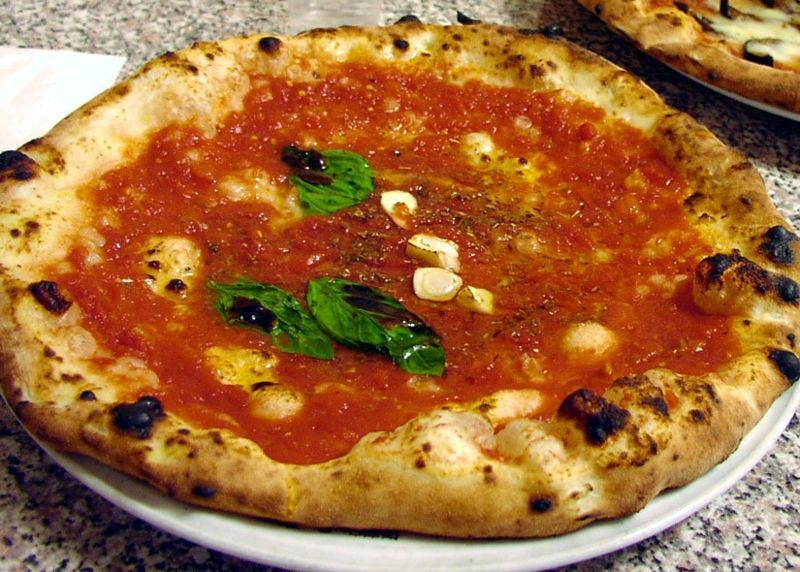 意大利那不勒斯地区的特有的玛丽娜拉披萨(pizza alla marinara)——